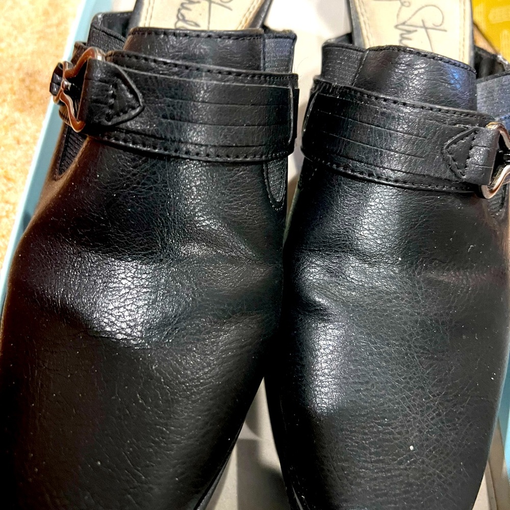 New without tag slide on heeled shoes